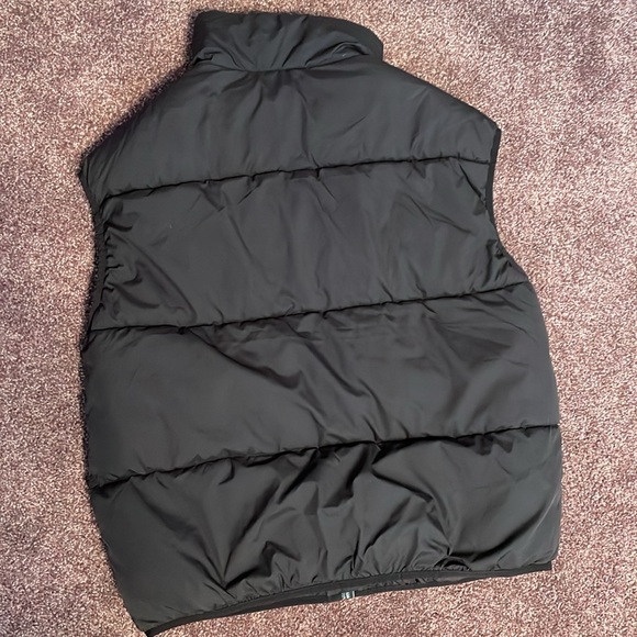 Oversized Puffer Vest - Picture 2 of 2